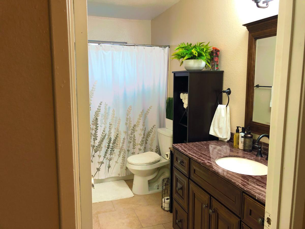 Private Room In A 4 Bedroom House In Palmdale Exterior photo
