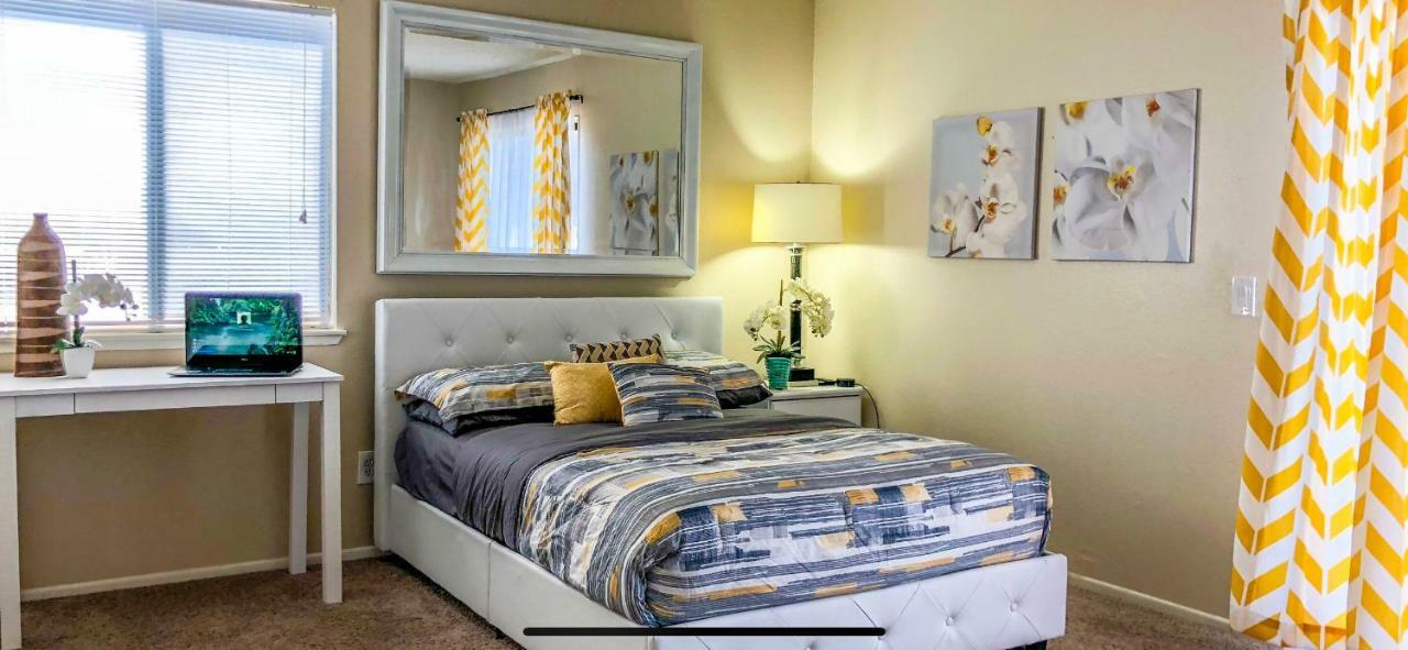 Private Room In A 4 Bedroom House In Palmdale Exterior photo